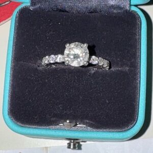 1.28 diamond wedding ring set in platinum. Gia report number 5201723825